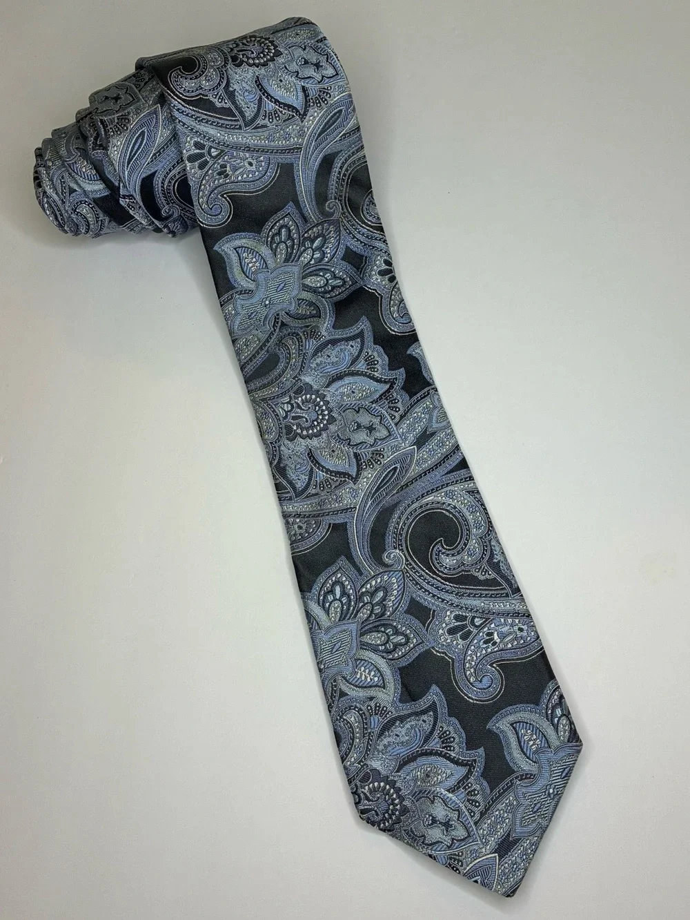 I K E Behar 100% Silk Necktie Paisley 58/3 3/4” Nice Condition